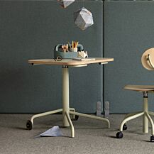 Höj- och sänkbart elevbord Smile 110, 650x650 mm, ljusgrå linoleum, svart stativ